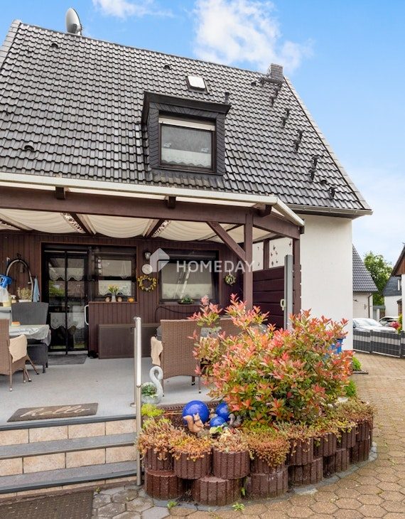 Ideal für Mehrgenerationen: Zweifamilienhaus mit großem Außenbereich und zwei Garagen