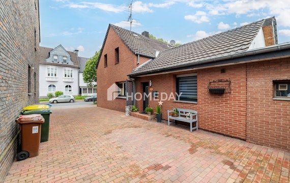 Charmante Doppelhaushälfte mit Garten, Garage und vielseitigen Nutzungsmöglichkeiten