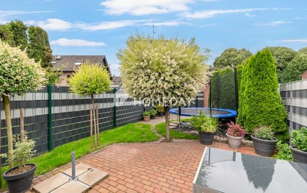 Charmante Doppelhaushälfte mit Garten, Garage und vielseitigen Nutzungsmöglichkeiten
