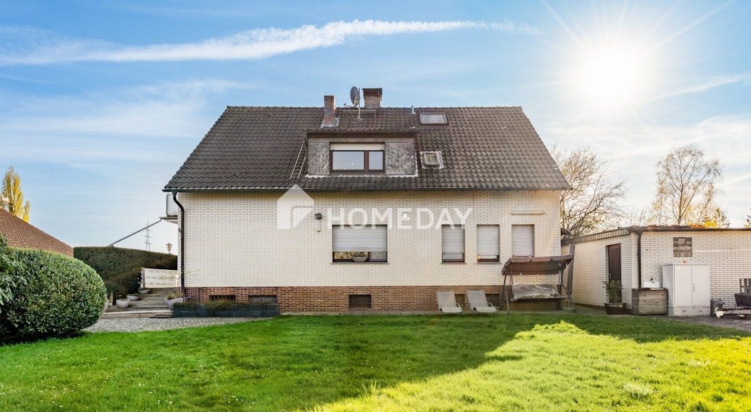 Großzügiges EFH mit Einliegerwohnung, traumhaftem Garten und Garagen