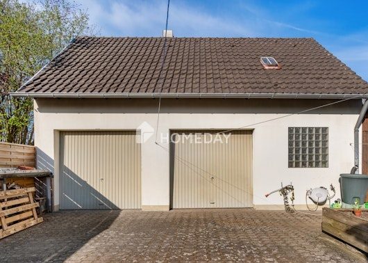 Großzügiges EFH mit Einliegerwohnung, traumhaftem Garten und Garagen