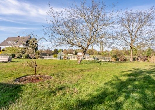 Großzügiges EFH mit Einliegerwohnung, traumhaftem Garten und Garagen