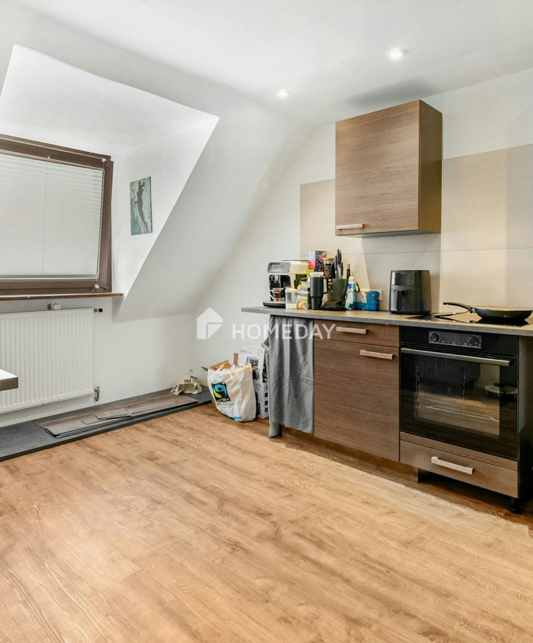 Helle 3-Zimmer- Dachgeschosswohnung mit Klimaanlage, Tageslichtbad und Top- Renovierung 2024