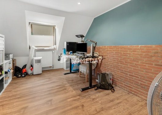 Helle 3-Zimmer- Dachgeschosswohnung mit Klimaanlage, Tageslichtbad und Top- Renovierung 2024