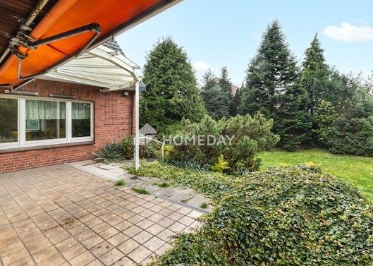 Großzügiges Einfamilienhaus mit Kaminzimmer & Garten – Wohnen in idealer Lage