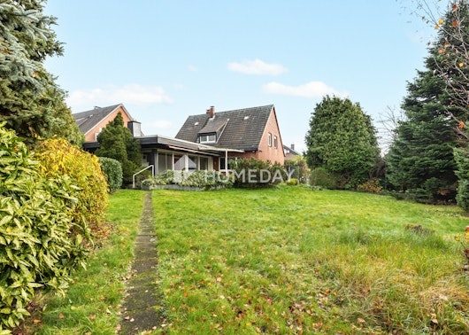 Großzügiges Einfamilienhaus mit Kaminzimmer & Garten – Wohnen in idealer Lage